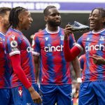 Eberechi Eze pamin Crystal Palace saat pamerkan sepatunya