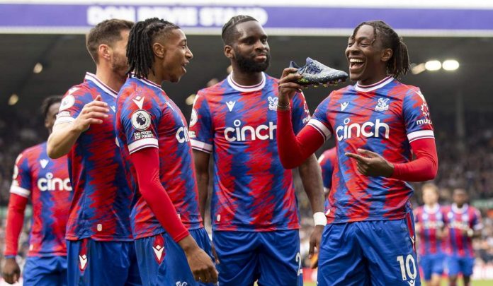 Eberechi Eze pamin Crystal Palace saat pamerkan sepatunya