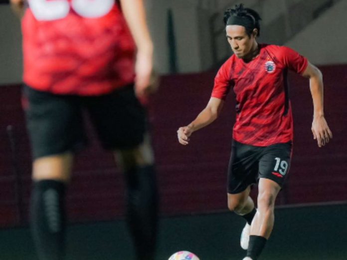 Hanif Sjahbandi dalam sesi latihan Persija jelang bertemu Persita