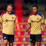 Hansi Flick dan Thiago dalam sebuah sesi latihan di Barcelona