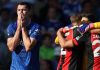 Everton 2-3 Bournemouth: Luis Sinisterra Cetak Gol Kemenangan di Menit ke-96, Cherries Balikkan Keadaan dan Tambah Penderitaan Toffees Awal musim yang suram bagi Everton berlanjut setelah Bournemouth bangkit dari ketertinggalan dua gol untuk meraih kemenangan luar biasa di Goodison Park. Tim asuhan Sean Dyche tampak melaju menuju kemenangan pertama mereka di Premier League musim ini setelah gol dari Michael Keane dan Dominic Calvert-Lewin. Namun, dalam waktu lima menit yang menegangkan, Cherries berhasil menyamakan kedudukan. Antoine Semenyo mencetak gol dengan penyelesaian tenang di tiang jauh untuk memperkecil ketertinggalan sebelum kapten tim tamu, Lewis Cook, menyundul bola melewati Jordan Pickford. Masih ada waktu bagi Luis Sinisterra untuk mencetak gol kemenangan yang sensasional, menambah penderitaan bagi Dyche dan para pemainnya saat rekor tanpa kemenangan mereka berlanjut.