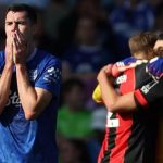 Lagsung Dapat Sorakan! Everton Kalah Lagi, Kini Oleh The Cherries Everton 2-3 Bournemouth: Luis Sinisterra Cetak Gol Kemenangan di Menit ke-96, Cherries Balikkan Keadaan dan Tambah Penderitaan Toffees Awal musim yang suram bagi Everton berlanjut setelah Bournemouth bangkit dari ketertinggalan dua gol untuk meraih kemenangan luar biasa di Goodison Park. Tim asuhan Sean Dyche tampak melaju menuju kemenangan pertama mereka di Premier League musim ini setelah gol dari Michael Keane dan Dominic Calvert-Lewin. Namun, dalam waktu lima menit yang menegangkan, Cherries berhasil menyamakan kedudukan. Antoine Semenyo mencetak gol dengan penyelesaian tenang di tiang jauh untuk memperkecil ketertinggalan sebelum kapten tim tamu, Lewis Cook, menyundul bola melewati Jordan Pickford. Masih ada waktu bagi Luis Sinisterra untuk mencetak gol kemenangan yang sensasional, menambah penderitaan bagi Dyche dan para pemainnya saat rekor tanpa kemenangan mereka berlanjut.