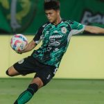 Hokky Caraka saat PSS Sleman Tandang ke Persebaya di pekan pertama