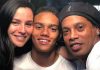 Joao Mendes bersama sang ayah Ronaldinho dan ibunya