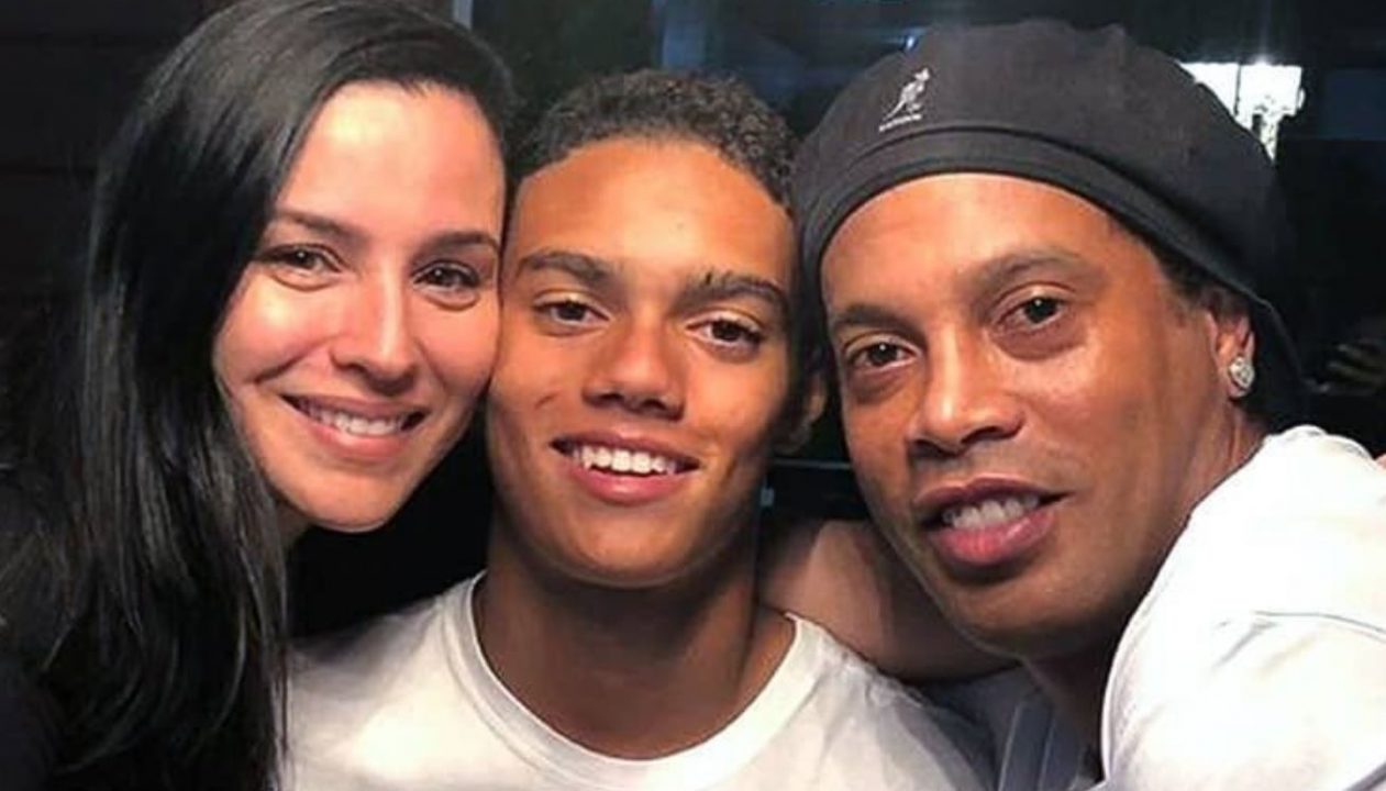 Joao Mendes bersama sang ayah Ronaldinho dan ibunya