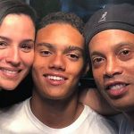 Joao Mendes bersama sang ayah Ronaldinho dan ibunya