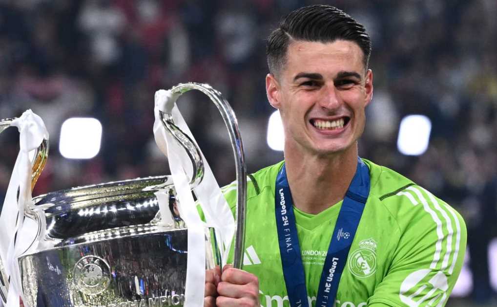 Kepa Arrizabalaga angkat trofi Liga Champions