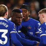 Noni Madueke saat berebut bola penalti dengan rekan-rekannya