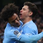 Oscar Bobb dan Julian Alvarez rayakan gol bersama