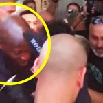 Terlalu Antusias Sambut Sang Bintang! Romelu Lukaku Bantu Fans Napoli Yang Terjatuh! Romelu Lukaku saat datang untuk melakukan tes medis bagi Napoli