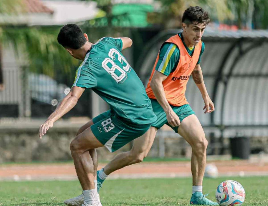 Sesi Latihan Persebaya Surabaya Jelang Menjamu PSS Sleman