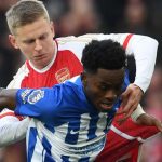Simon Adingra saat berduel dengan Oleksandr Zinchenko