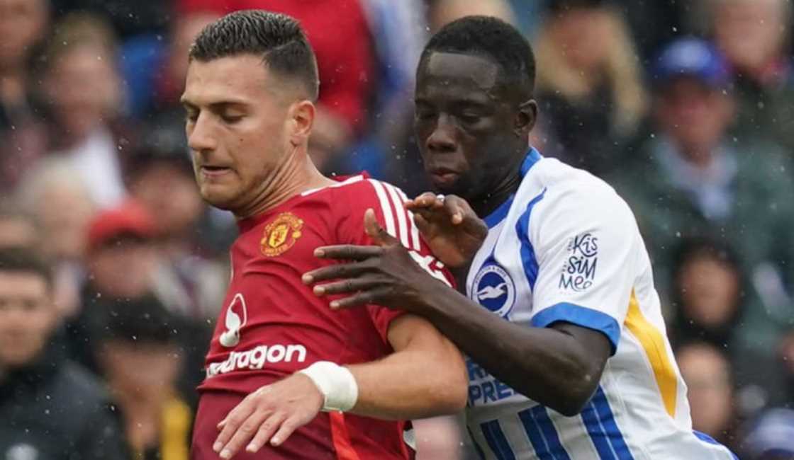 Yankuba Minteh berduel dengan Diogo Dalot