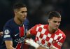 Achraf Hakimi berebut bola dengan pemain Girona