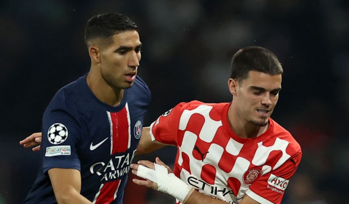 Achraf Hakimi berebut bola dengan pemain Girona