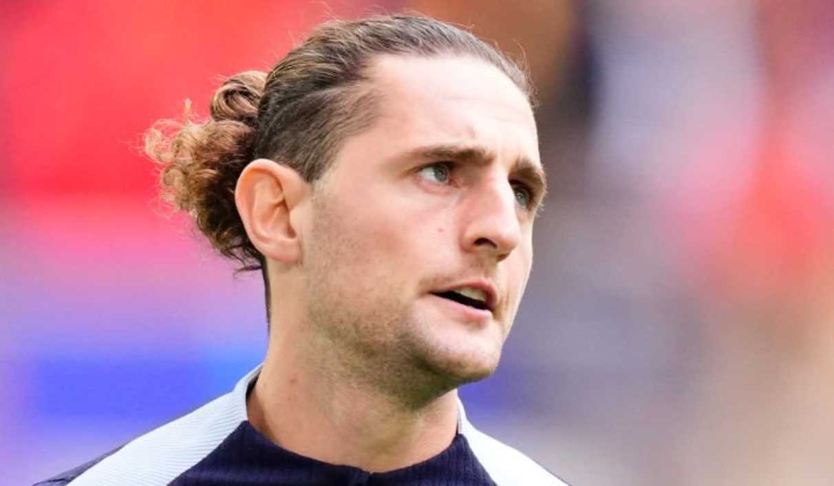 Adrien Rabiot berselisih dengan Thiago Motta