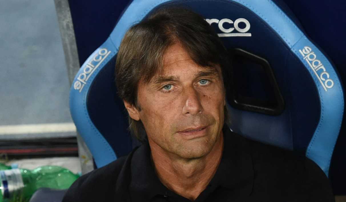 Antonio Conte duduk di bangku cadangan tim Napoli