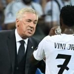 Carlo Ancelotti memberi instruksi pada Vinicius