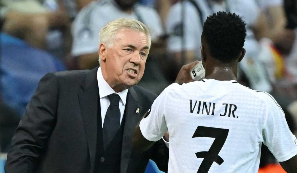 Carlo Ancelotti memberi instruksi pada Vinicius