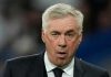 Carlo Ancelotti menyaksikan timnya bertanding