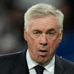 Carlo Ancelotti menyaksikan timnya bertanding