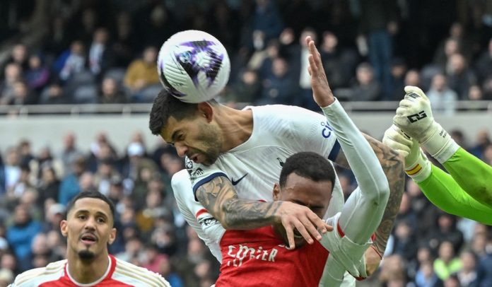 Cristian Romero dan Gabriel berebut bola