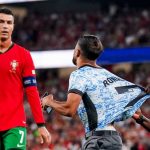 Cristiano Ronaldo saat diganggu penyusup