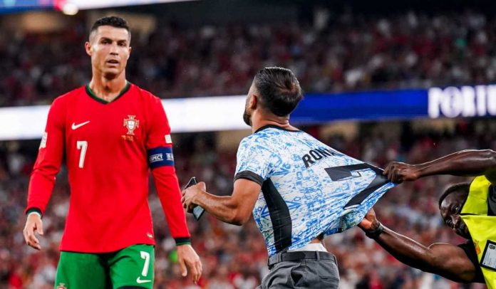 Cristiano Ronaldo saat diganggu penyusup