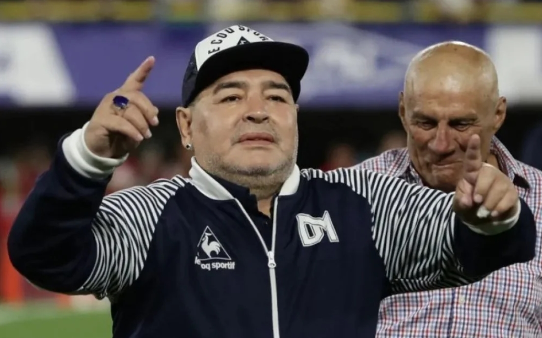 Diego Maradona mengangkat jari tangan