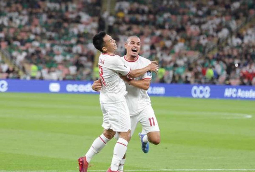 Dua bintang Indonesia Ragnar dan Witan usai terciptanya gol ke gawang Arab