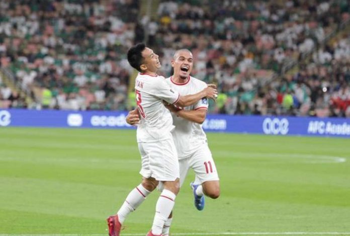 Dua bintang Indonesia Ragnar dan Witan usai terciptanya gol ke gawang Arab