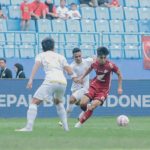 Duel PSM Makassar saat dikalahkan Arema FC 0-1