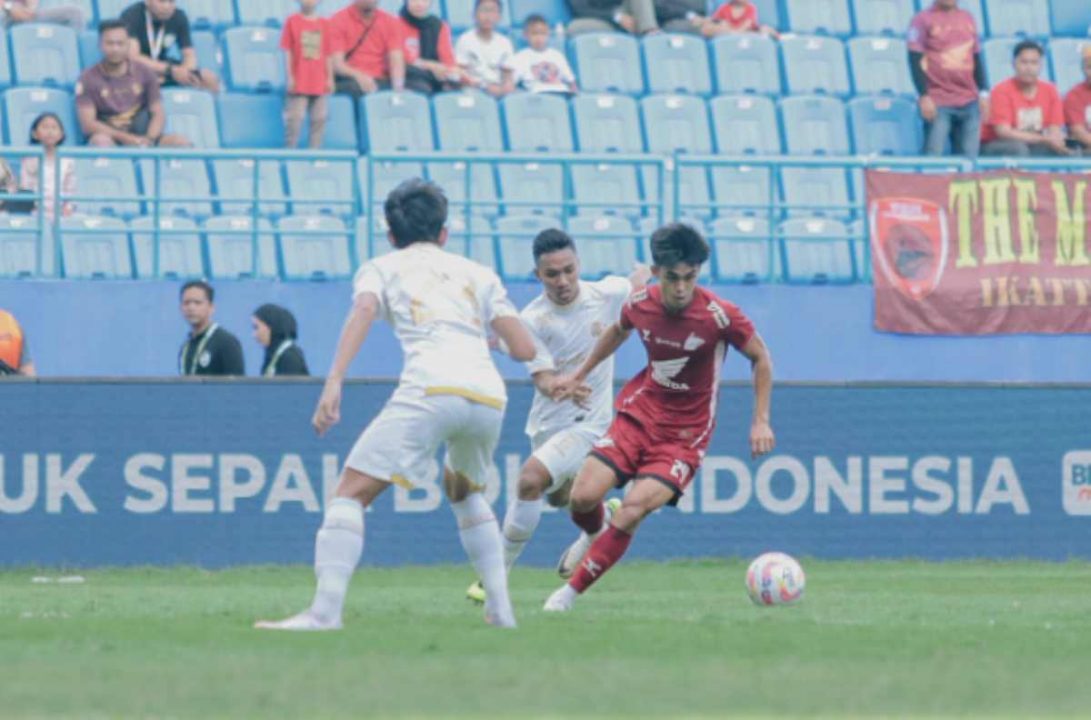 Duel PSM Makassar saat dikalahkan Arema FC 0-1