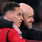 Erik ten Hag beri instruksi taktik ke Antony