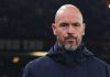 Erik ten Hag berjalan keluar lapangan