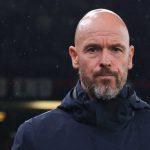 Erik ten Hag berjalan keluar lapangan