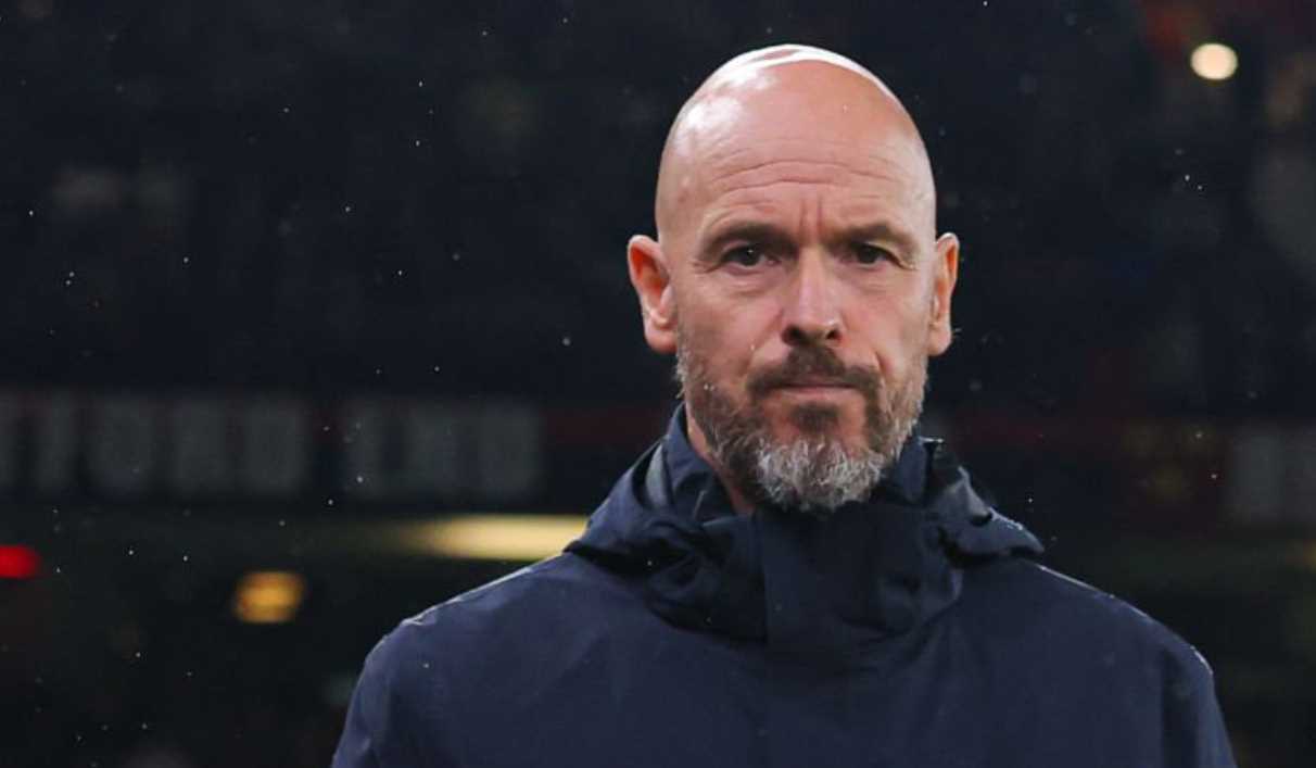 Erik ten Hag berjalan keluar lapangan