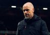 Erik ten Hag berjalan lunglai usai kekalahan Manchester United