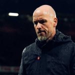 Erik ten Hag berjalan lunglai usai kekalahan Manchester United