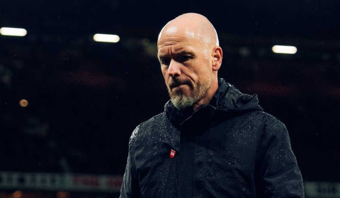 Erik ten Hag berjalan lunglai usai kekalahan Manchester United