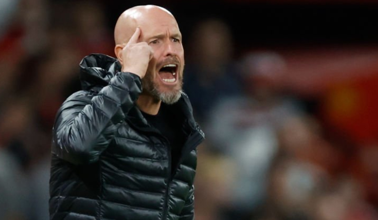 Erik ten Hag memberi instruksi kepada para pemainnya