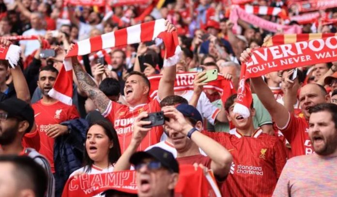 Fans Liverpool mendukung tim kesayangan mereka