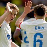 Frenkie de Jong melakukan tos dengan Gavi