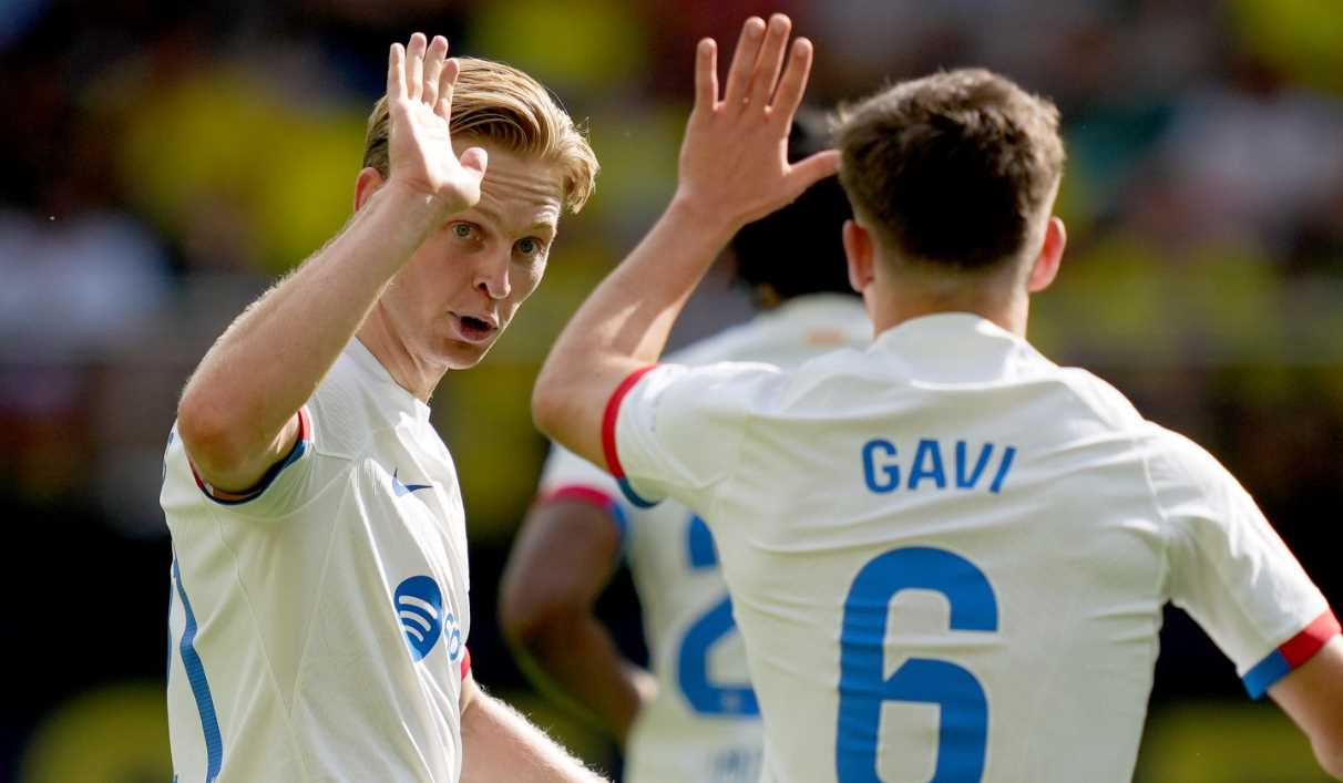 Frenkie de Jong melakukan tos dengan Gavi