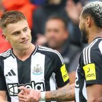 Harvey Barnes rayakan gol bersama Joelinton