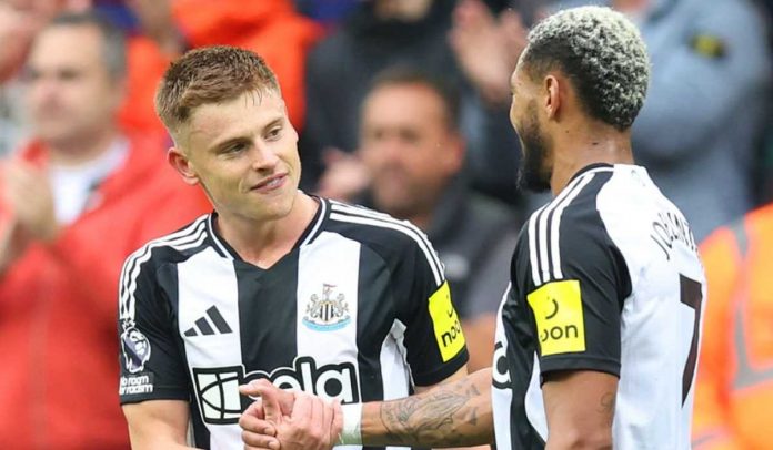 Harvey Barnes rayakan gol bersama Joelinton