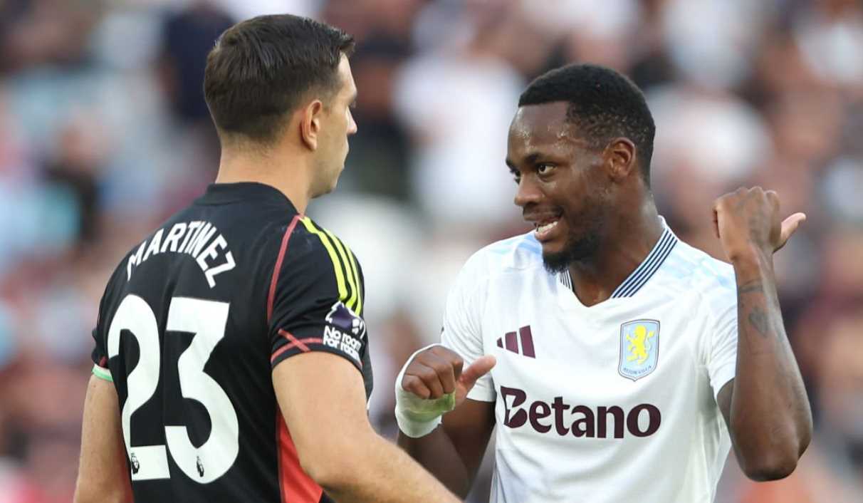 Jhon Duran bersama Emiliano Martinez