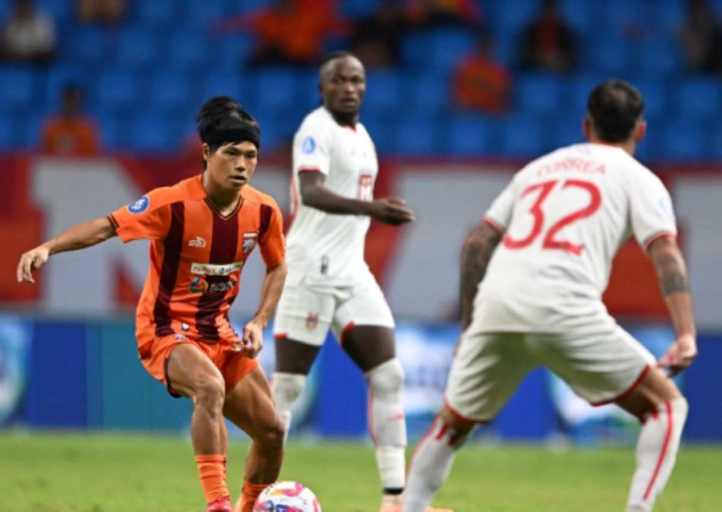 Kei Hirose dalam duel Borneo FC vs Malut United