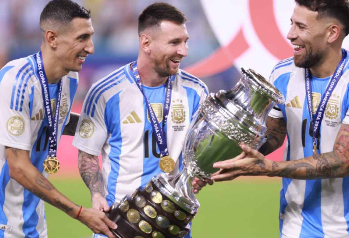 Lionel Messi Saat Mengangkat Trofi Copa America