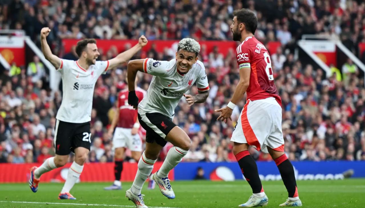 Luis Diaz merayakan gol keduanya di Old Trafford